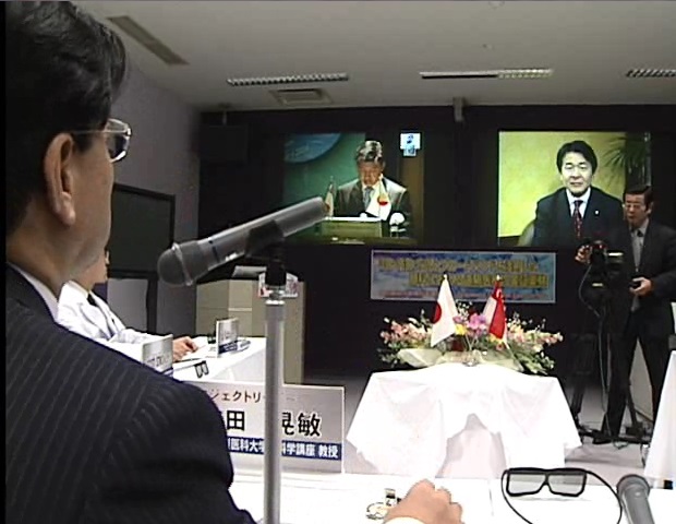 SNEC関係者が3Dメガネをかけて3D-HDを視聴 SNEC関係者が3Dメガネをかけて3D-HDを視聴