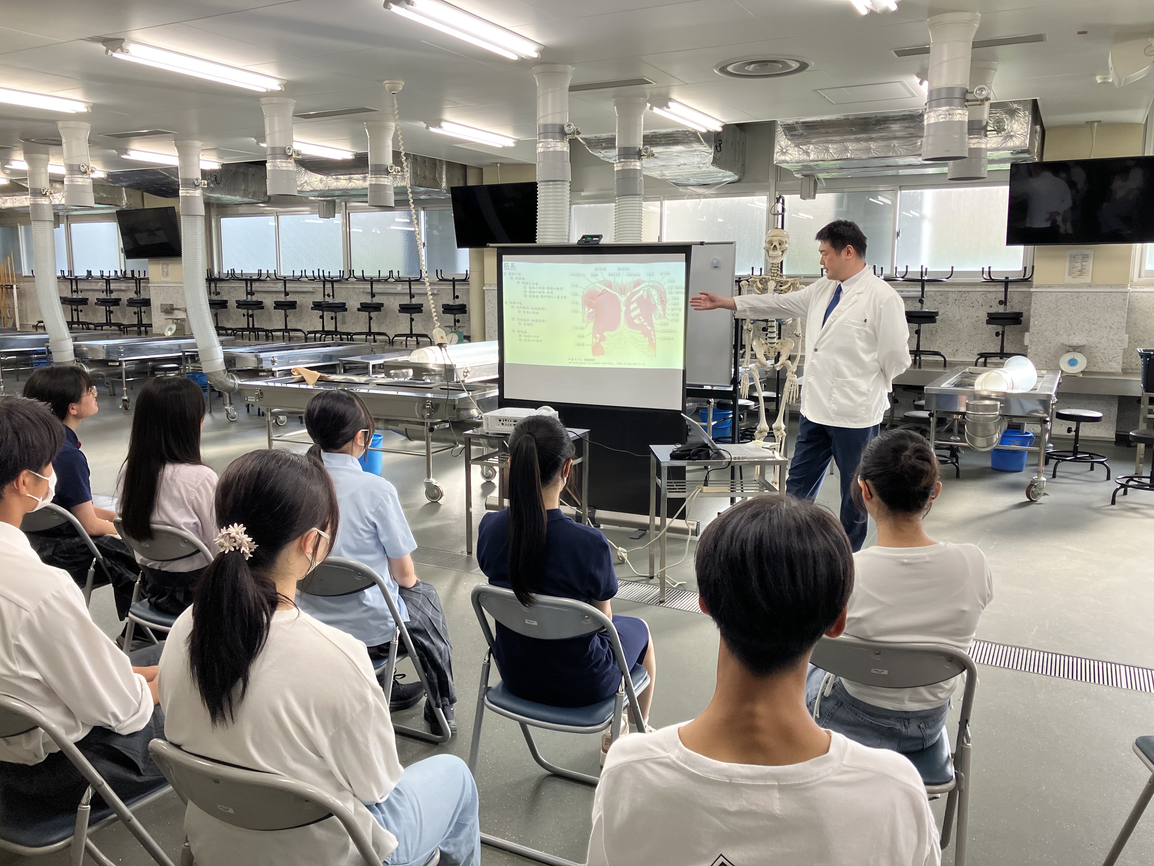 【医学科】学内見学の様子