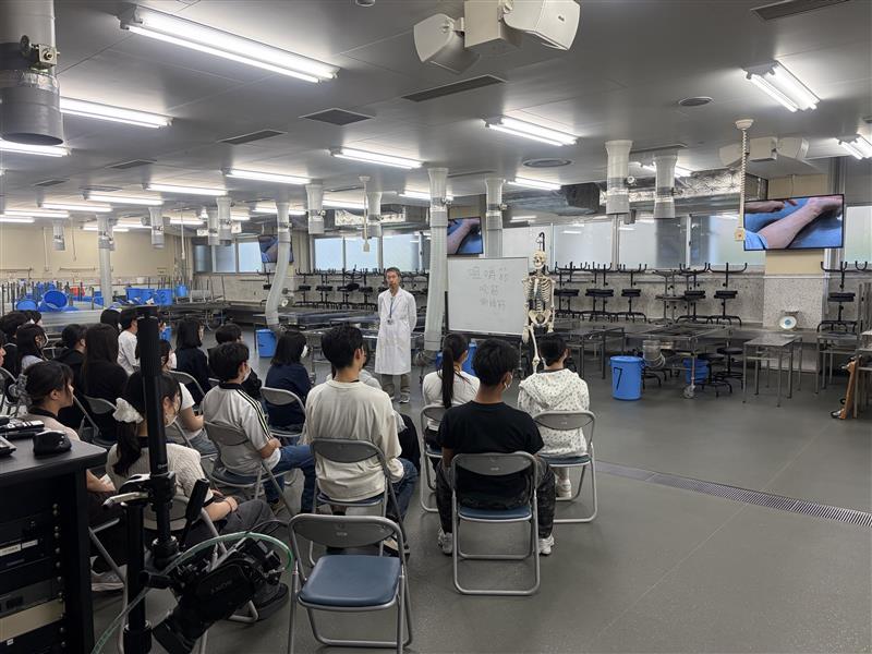 【医学科】学内見学の様子