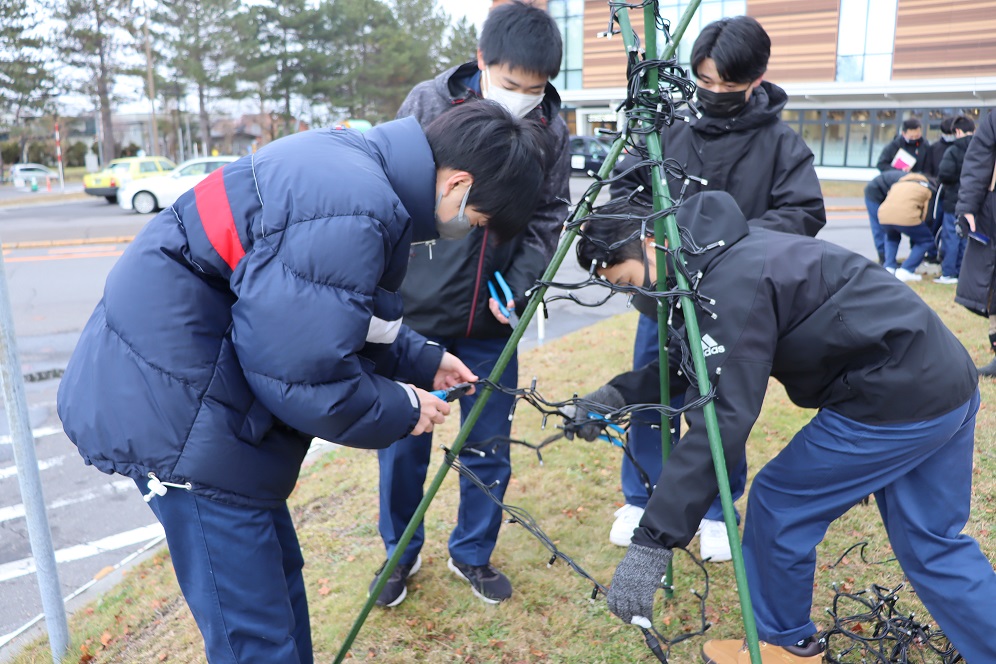 20221129_旭川工業高校の生徒さんらによるイルミネーションの設置について02.jpg