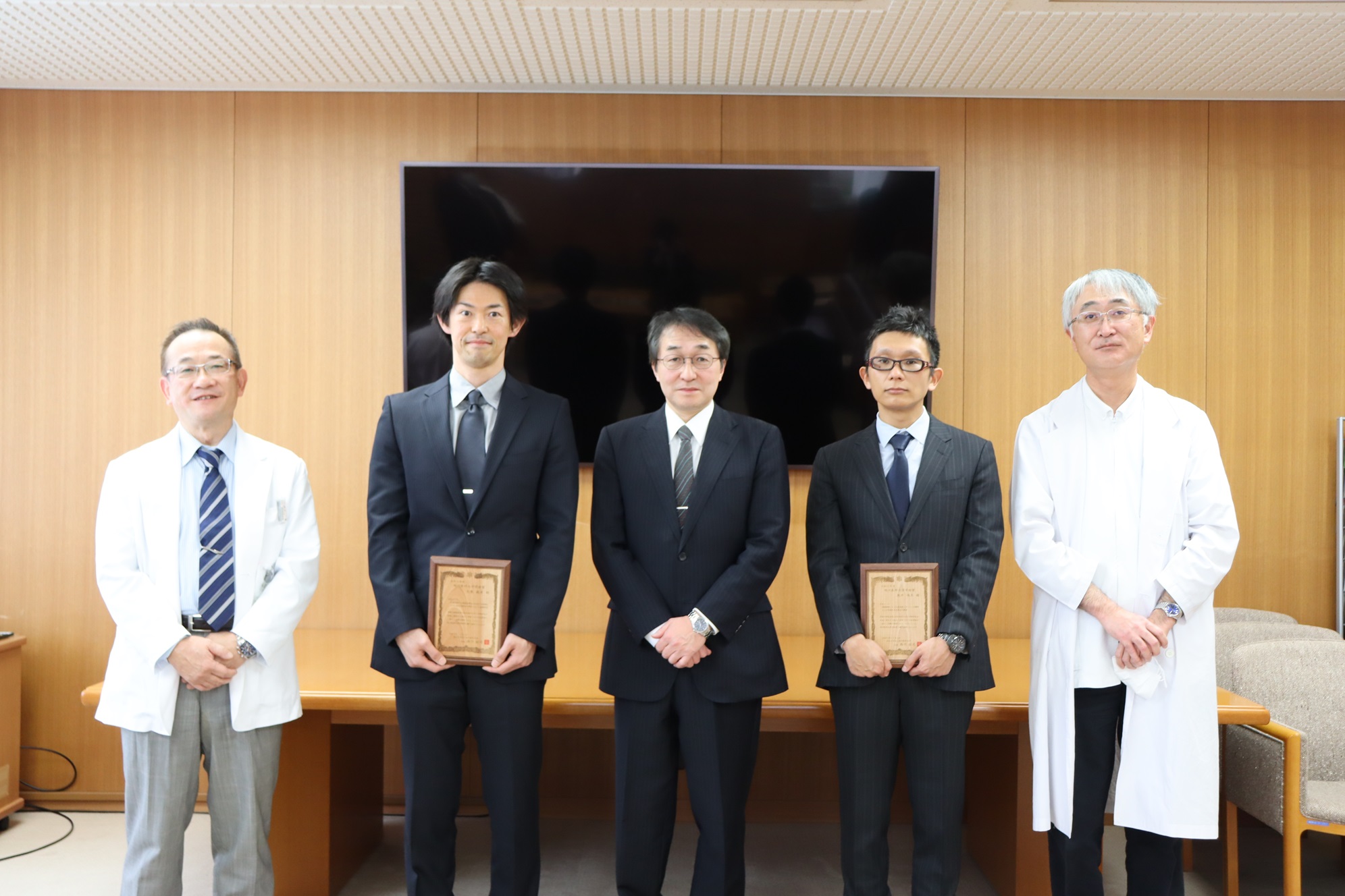 （左から）川辺副学長、大栗准教授、西川学長、熊井講師、病理学講座（免疫病理分野）小林教授