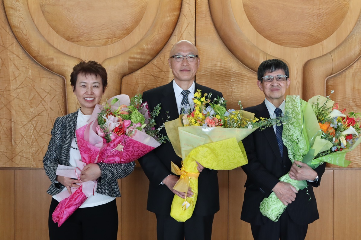左から山本教授、柿崎教授、川村特命教授