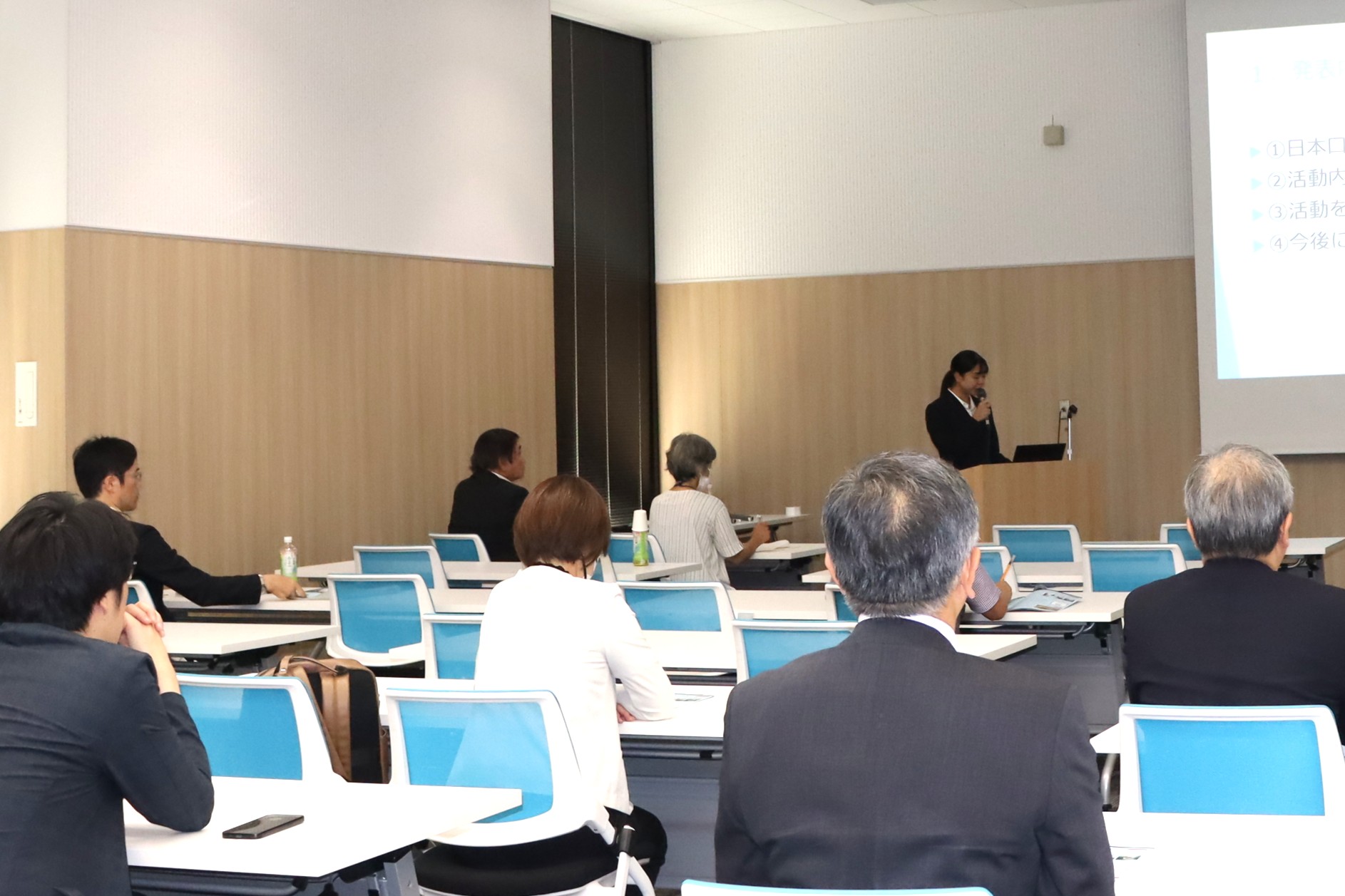 ご支援いただいた学生を代表して医学科4年の瀧澤理生さんからベトナムでの医療支援活動についてご報告