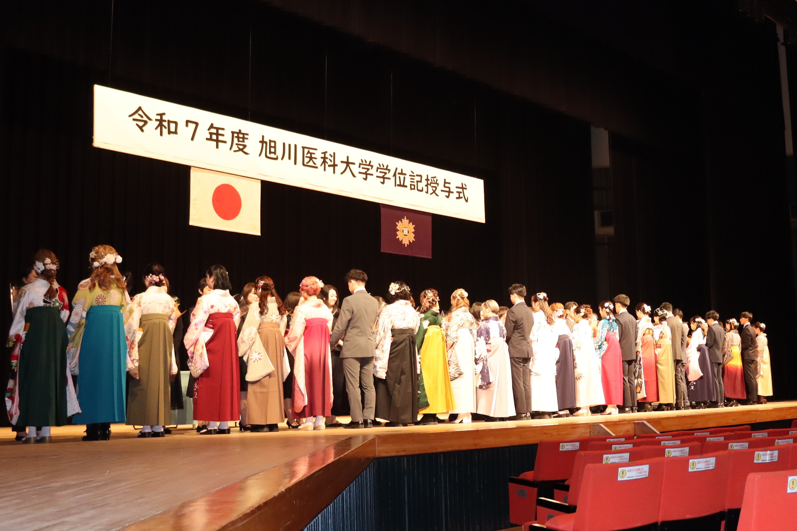 謝恩会の花束贈呈