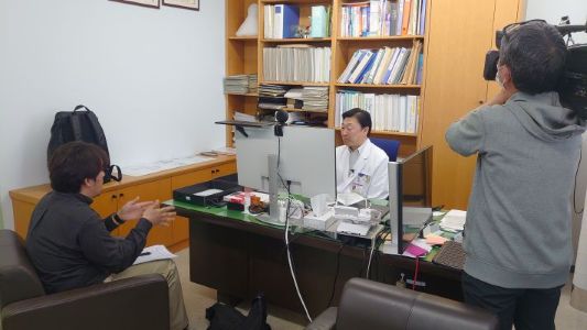 藤谷教授の取材風景