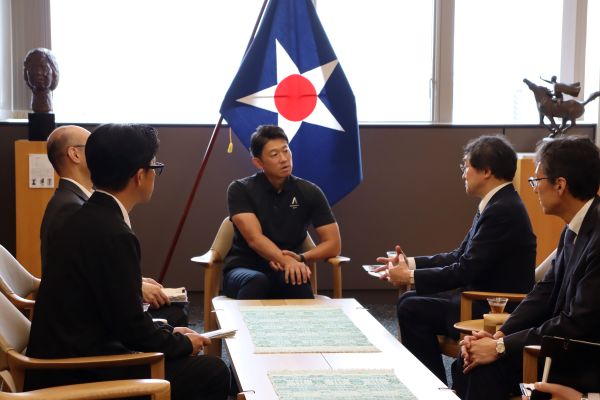 協定締結に先立ち意見交換を行う今津寛介市長と西川祐司学長